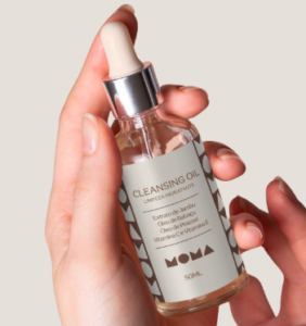 foto mão segurando produto - cleansing oil - marca moma